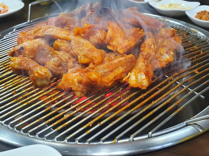 숯불 위에서 익어가는 닭갈비