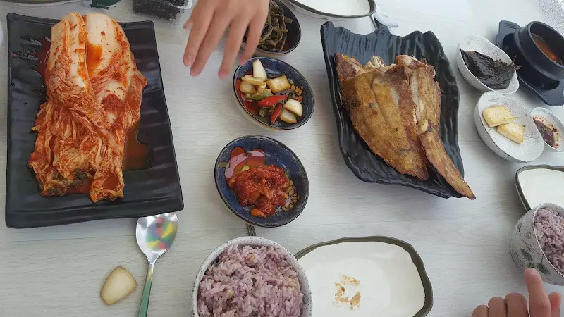 푸짐하게 차려진 생선구이 한 상