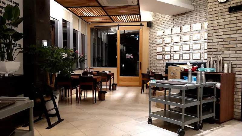 넓은 식당 내부