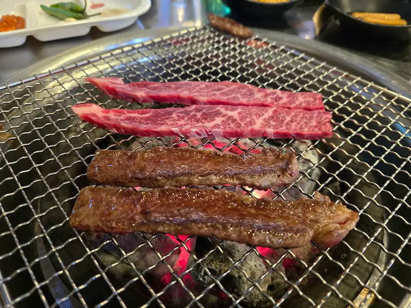 숯불 위에서 맛있게 익어가는 진갈비살