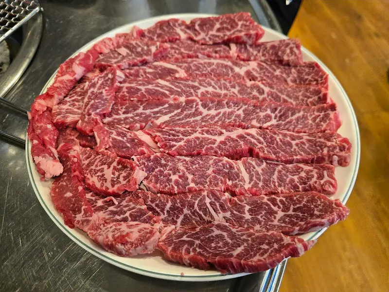 접시 가득 담겨 나온 진갈비살