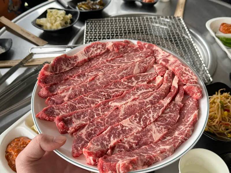 신선한 갈비살 한 접시