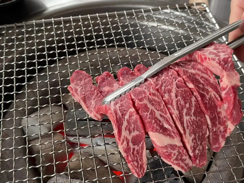 숯불 위에 올려진 갈비살