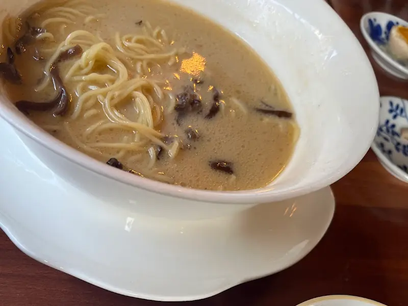 뽀얀 국물이 인상적인 계단라면