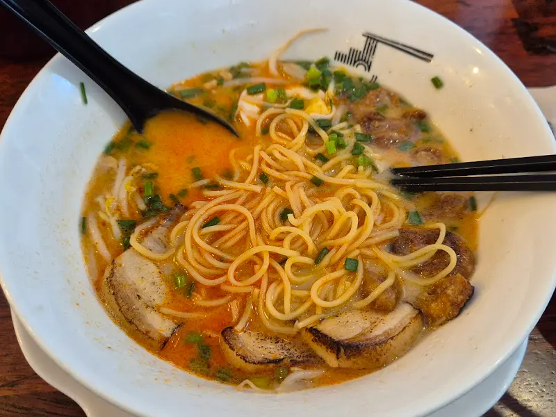 다진 양념을 넣어 매콤하게 즐기는 계단라면