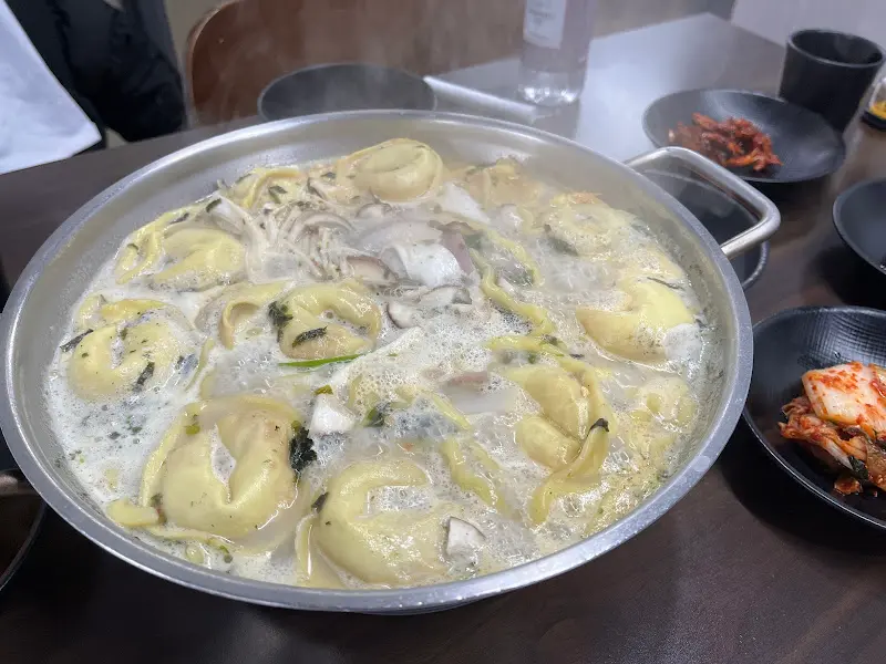 푸짐한 손만두버섯전골