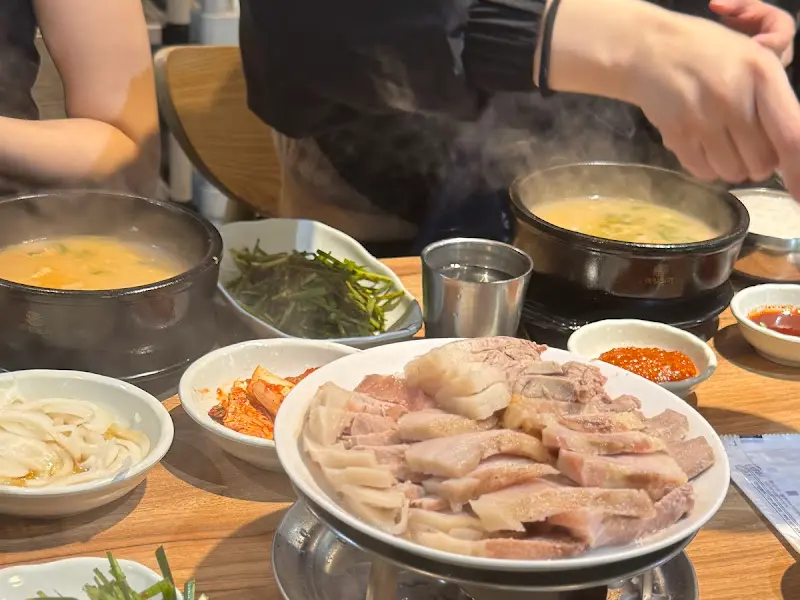 수육백반 한 상 차림