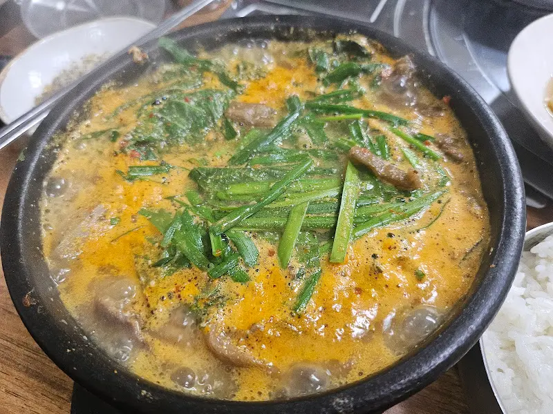 흑염소 전골의 클로즈업 샷