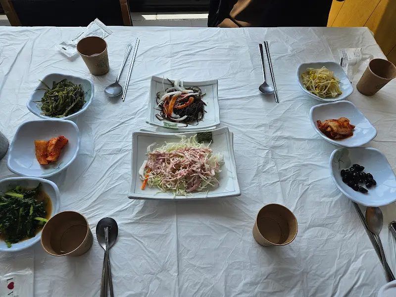 푸짐하게 차려진 밑반찬