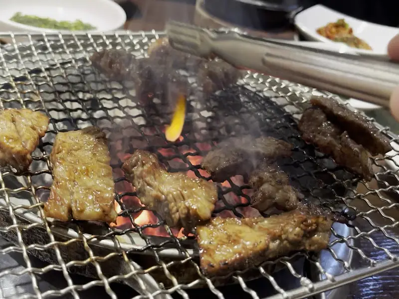 숯불 위에서 익어가는 특소금구이