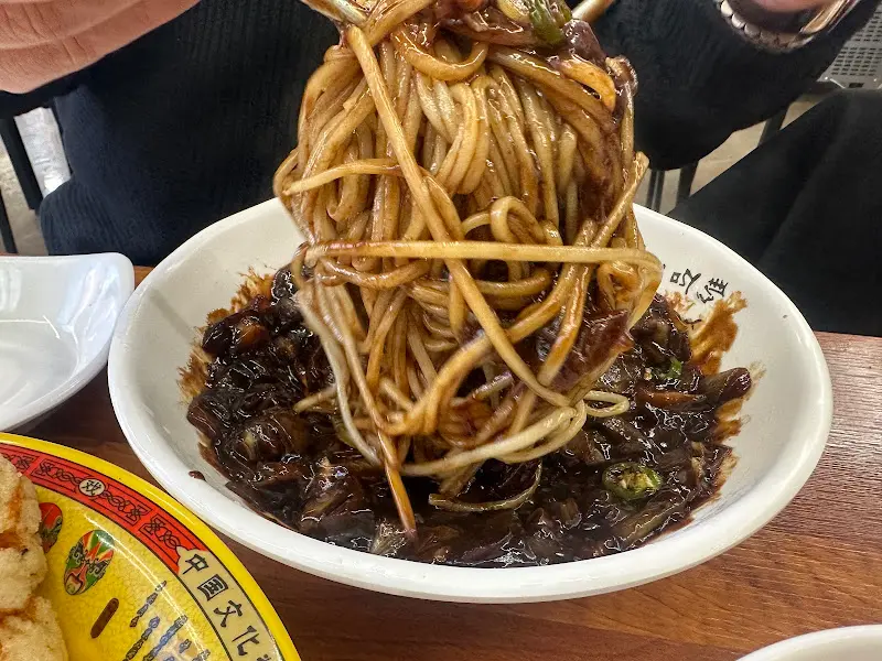 윤기가 흐르는 짜장면