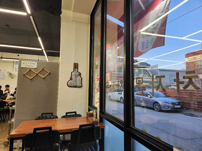 넓은 창이 있어 답답함이 없는 내부