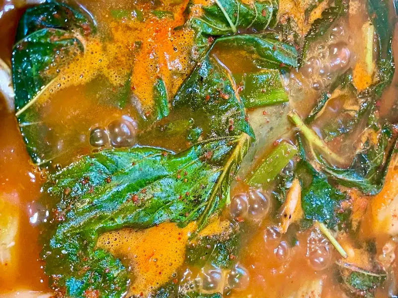 메기 매운탕 속 새우와 야채