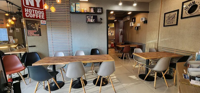 다양한 빵들이 진열된 모습