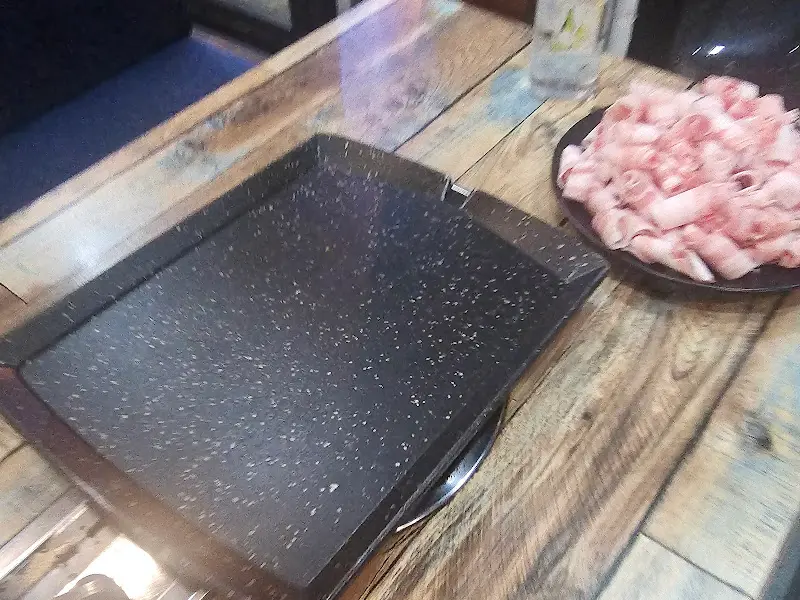 불판 위에 올려진 대패 삼겹살