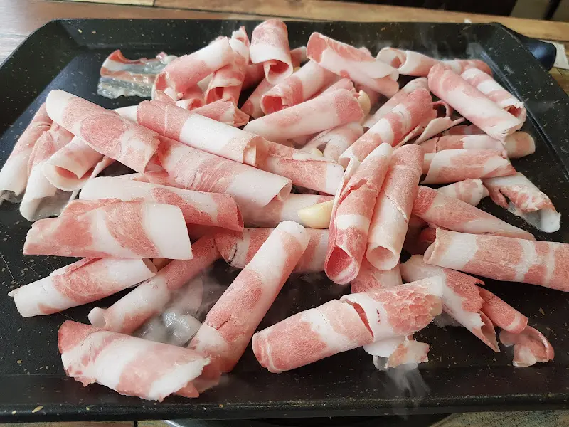 불판 위에서 익어가는 대패 삼겹살