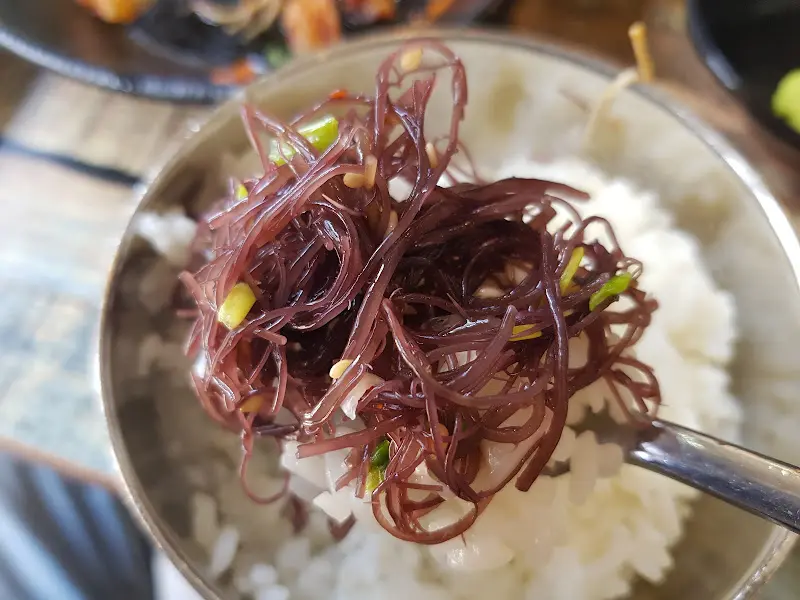 밥 위에 올려진 해초
