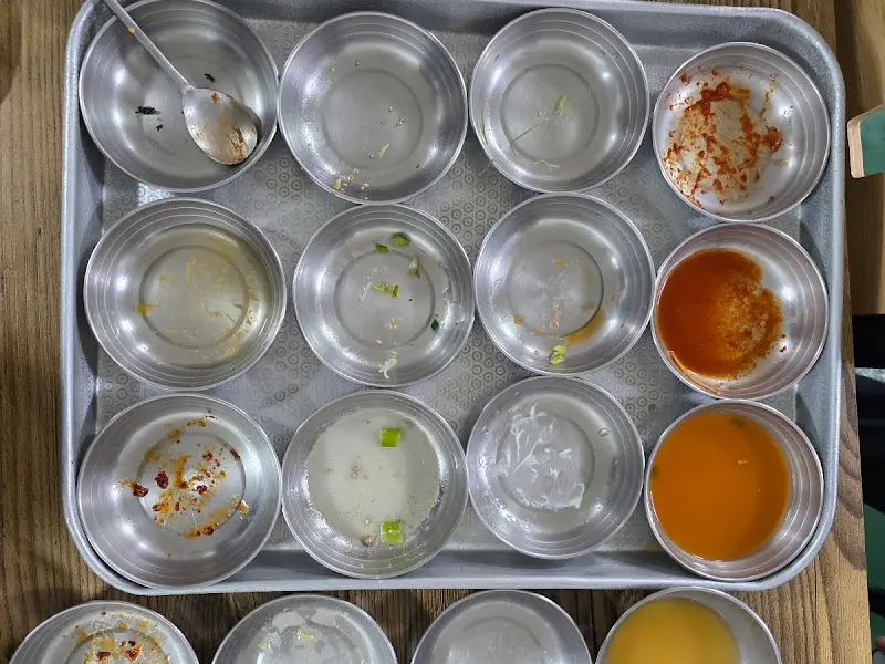 깨끗하게 비워진 쟁반