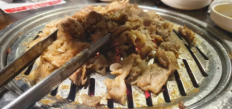 불판 위에서 익어가는 열탄불고기