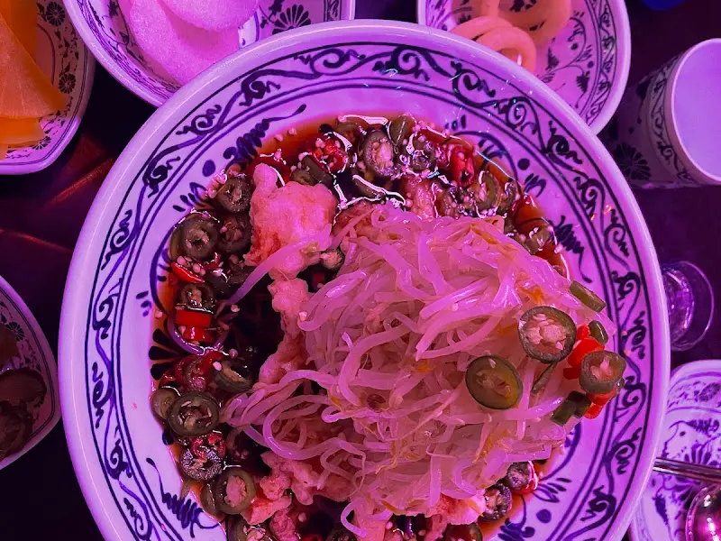 탑처럼 쌓인 면 요리