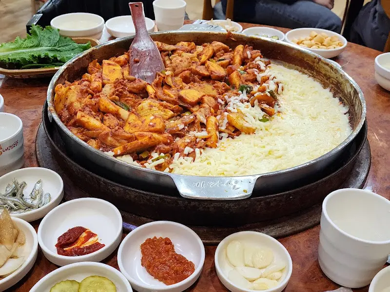 닭갈비와 치즈의 조화