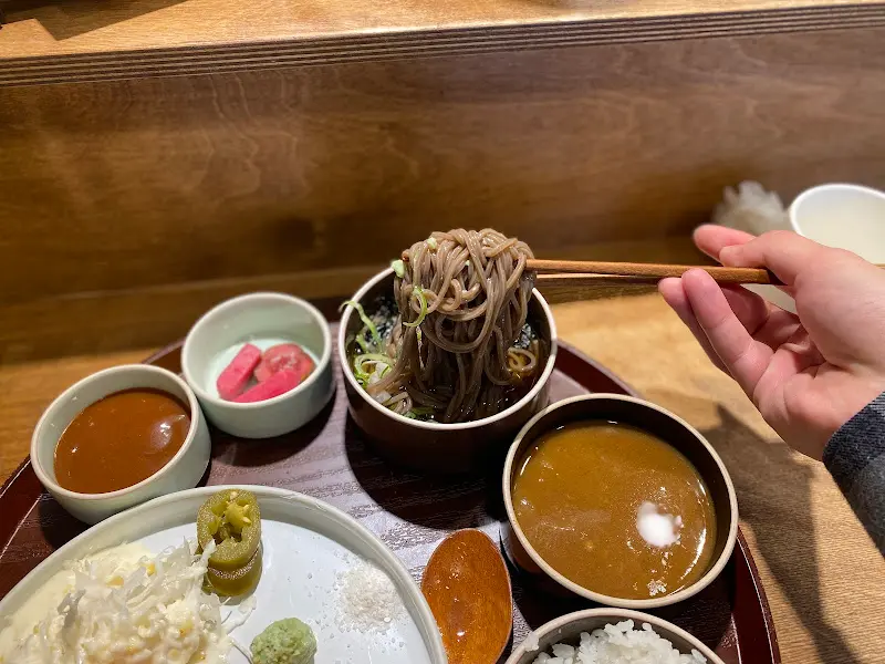 소바를 들어올리는 모습