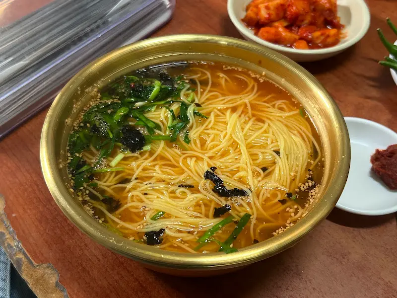 놋그릇에 담긴 잔치국수