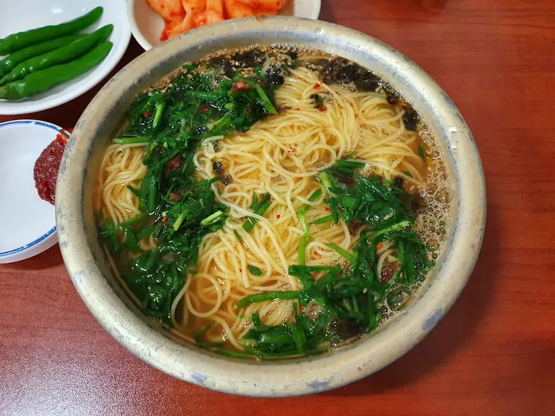 테이블 위에 놓인 잔치국수와 반찬