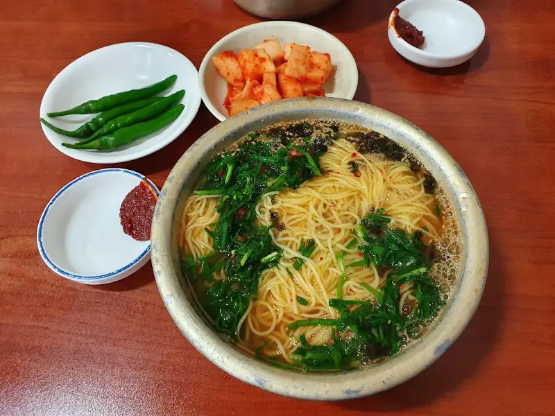 잔치국수와 반찬 전체샷