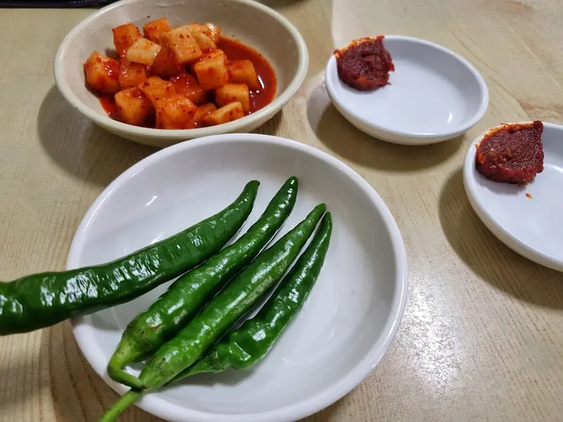 잔치국수와 함께 제공되는 반찬