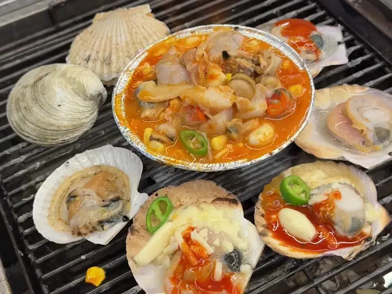 다양한 조개와 해산물이 가득한 불판