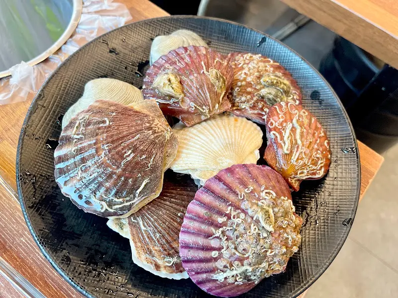 접시에 담긴 싱싱한 가리비