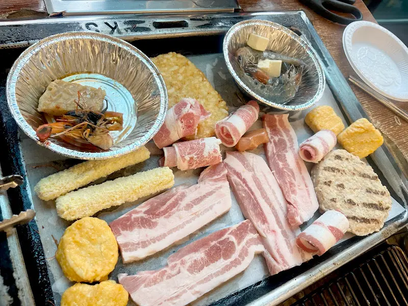 불판 가득 올려진 다채로운 메뉴들