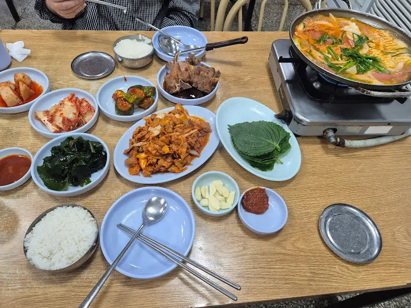 한 상 가득 차려진 백반