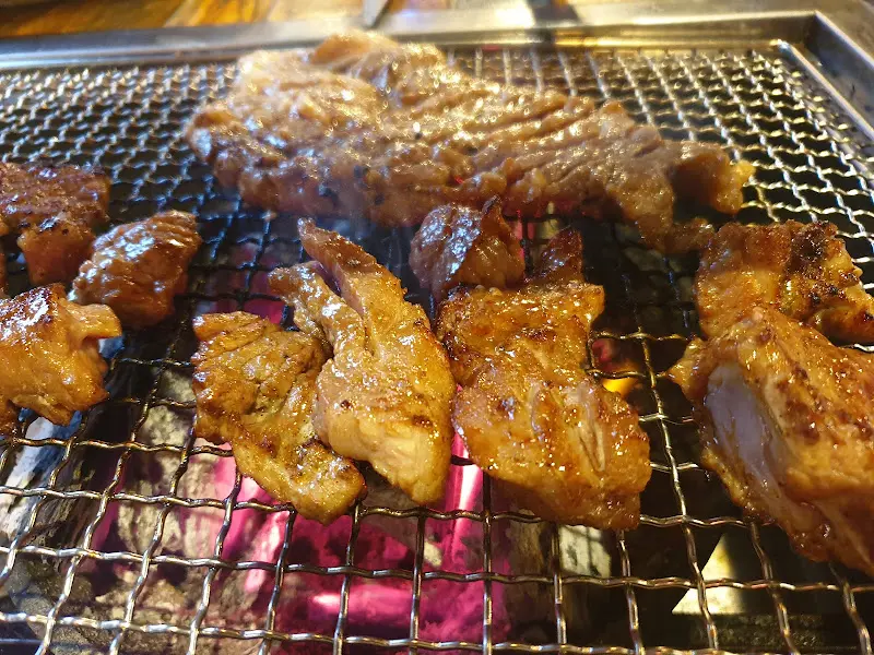 숯불 위에서 익어가는 돼지갈비