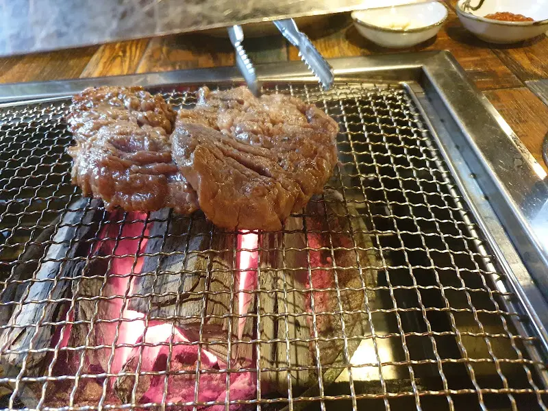 숯불 위에서 구워지는 소고기