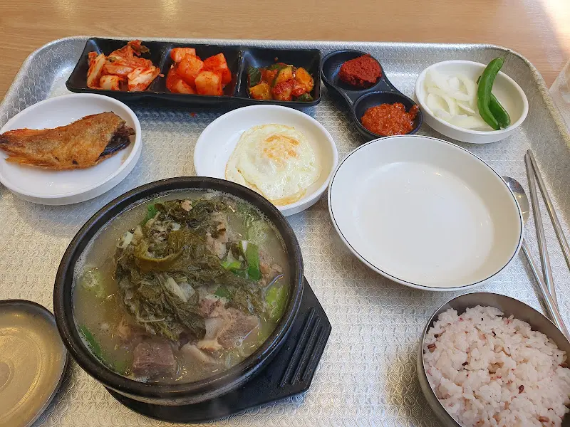 푸짐한 뼈다귀 해장국 한 상 차림