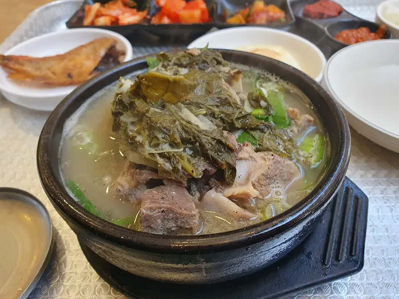 맑은 국물과 푸짐한 시래기가 인상적인 뼈다귀 해장국