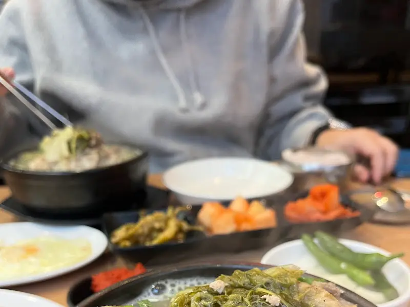 뼈해장국을 맛있게 즐기는 모습