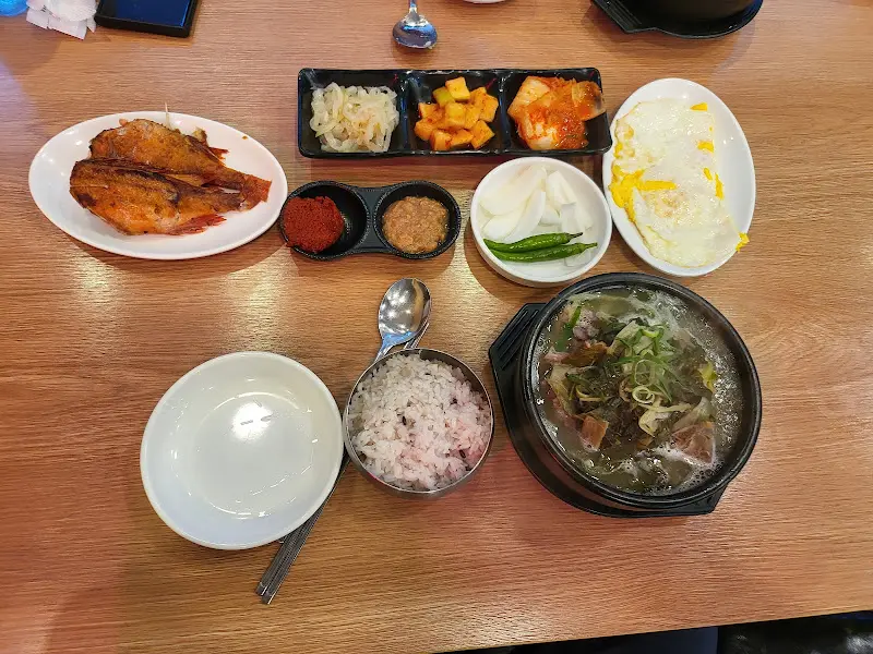 한 상 가득 차려진 뼈해장국