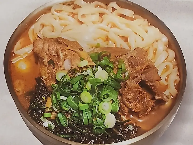 푸짐한 뼈칼국수 한 그릇