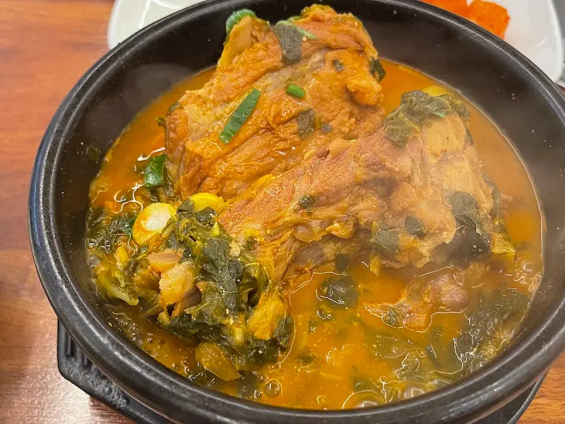 살이 가득 붙은 뼈다귀