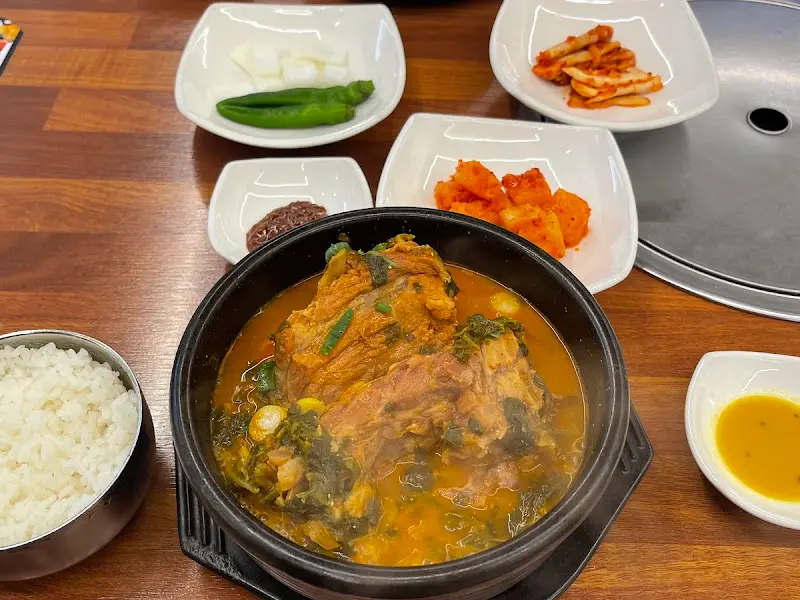 정갈한 밑반찬과 뼈해장국