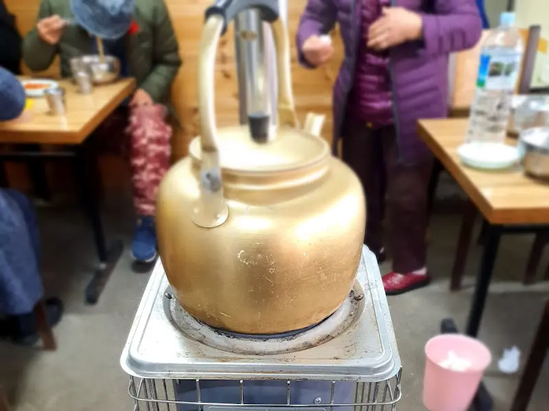 테이블 위 주전자