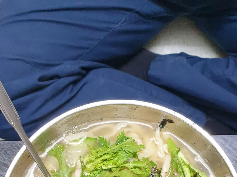 칼국수 먹는 모습