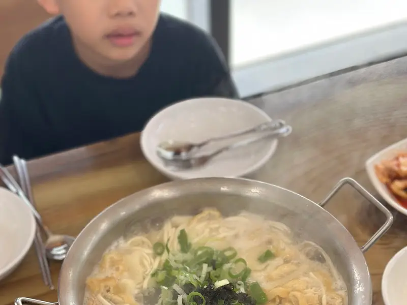 칼제비를 기다리는 아이