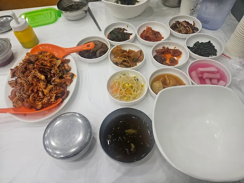 푸짐한 밑반찬과 낙지 요리 한 상