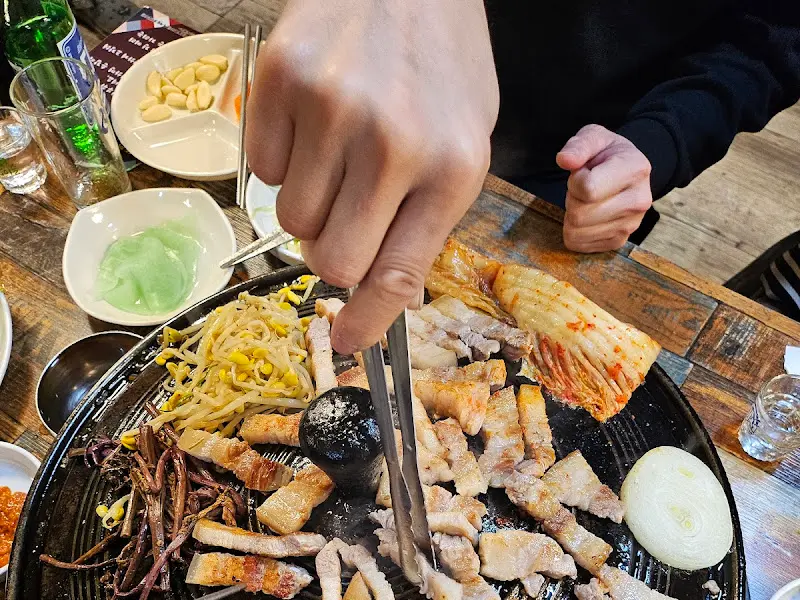 잘 구워진 삼겹살을 자르는 모습