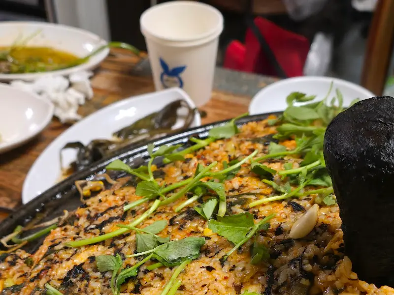 솥뚜껑에 볶아진 볶음밥