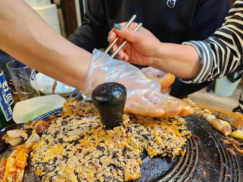 볶음밥을 만드는 모습